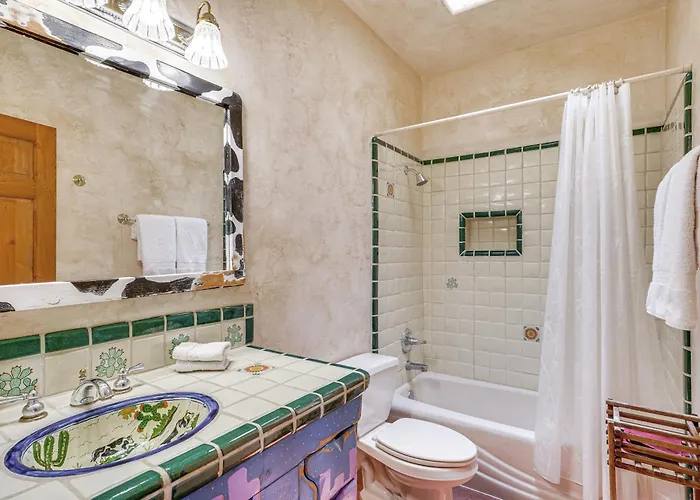Vakantiehuis Chic Casita W/ Deck & Panoramic Views! Tucson