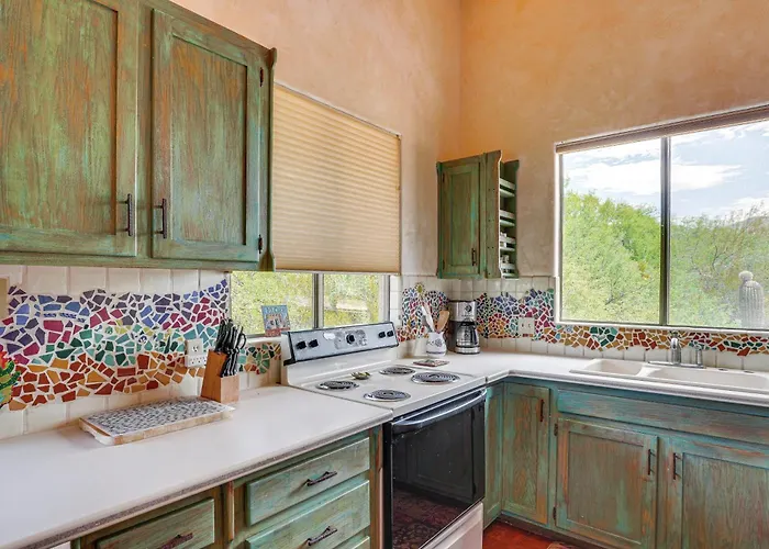 Vakantiehuis Chic Casita W/ Deck & Panoramic Views! Tucson